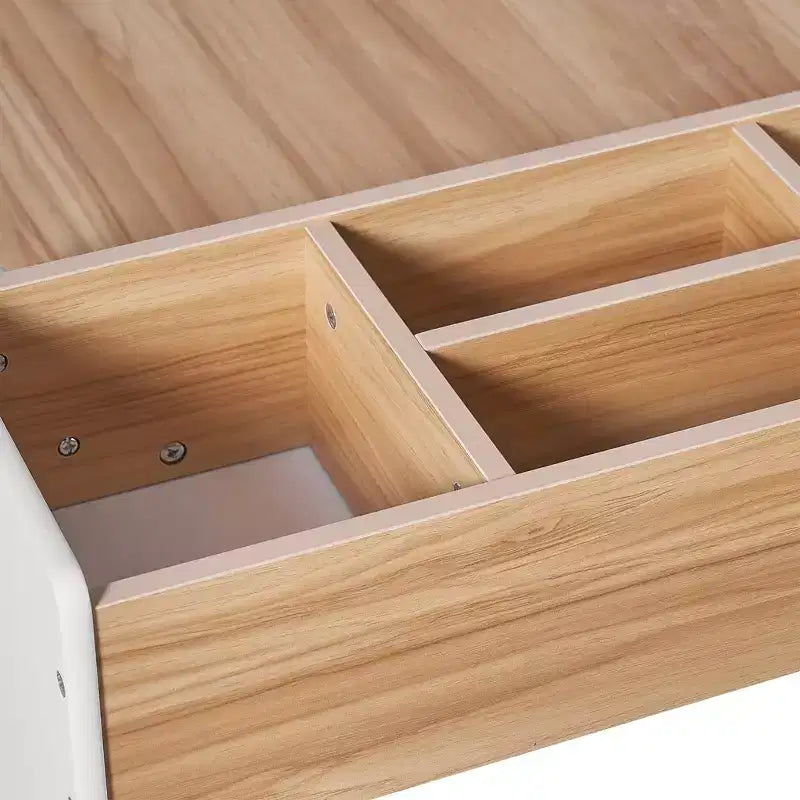 Ensemble table et chaises pour enfants LuxenHome avec support de rouleau de papier, table d'activités en bois pour tout-petits avec bacs de rangement et étagère à livres, 3-6 ans, marron