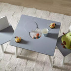 Ensemble table d'activités et 2 chaises VECELO avec rangement en filet dissimulé, mobilier de salle de jeux pour enfants, assemblage facile, blanc et gris