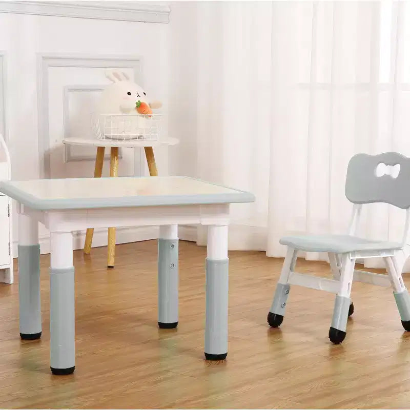 Table et 4 chaises pour enfants, bureau d'activités artistiques et manuelles réglable en hauteur pour les 2-10 ans, pieds antidérapants, charge maximale de 136 kg pour salles de classe, garderies, maison