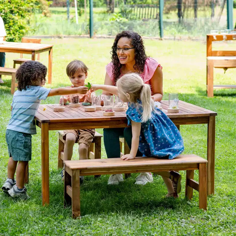 Table d'extérieur et banc de 91 cm Guidecraft Acadia pour enfants : bureau d'activités en bois d'acacia avec 2 bancs pour salle de classe extérieure, jardin, patio et arrière-cour