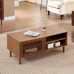 Table basse avec portes coulissantes cannelées, rangement double face et pieds en bois, 110 cm de large