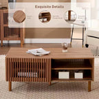 Table basse avec portes coulissantes cannelées, rangement double face et pieds en bois, 110 cm de large