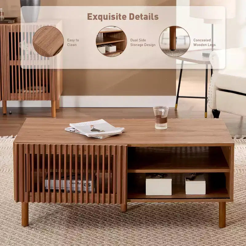 Table basse moderne Bestier avec rangement, table basse de 112 cm avec portes coulissantes cannelées et étagères de rangement latérales doubles, pieds en bois massif pour salon