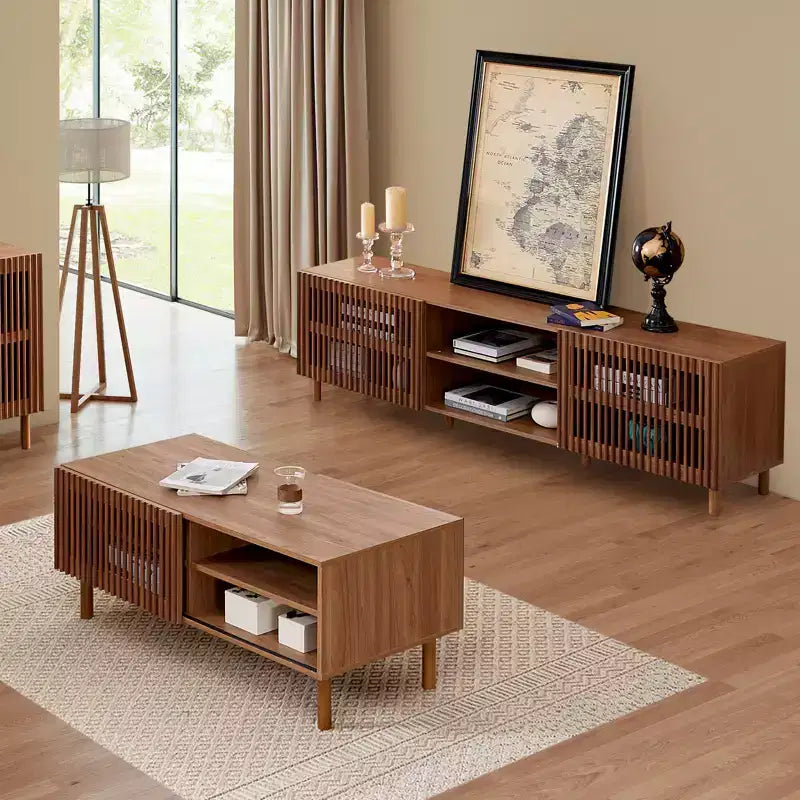 Table basse moderne Bestier avec rangement, table basse de 112 cm avec portes coulissantes cannelées et étagères de rangement latérales doubles, pieds en bois massif pour salon