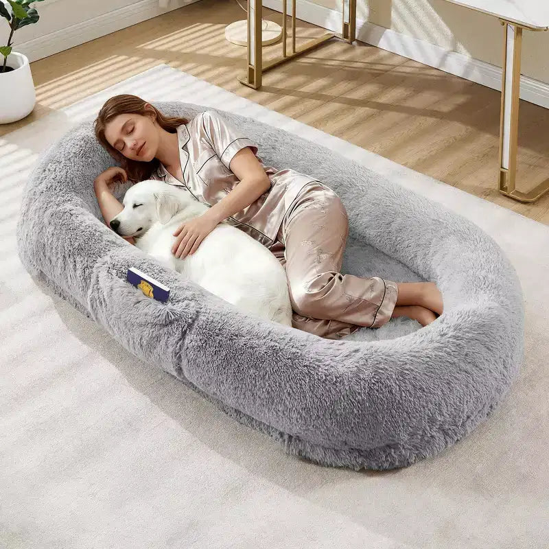 Lit pour chien humain 65 x 41 x 12, grand lit pouf en fausse fourrure avec poignée, housse amovible, poche latérale et mousse orthopédique alvéolée (marron)