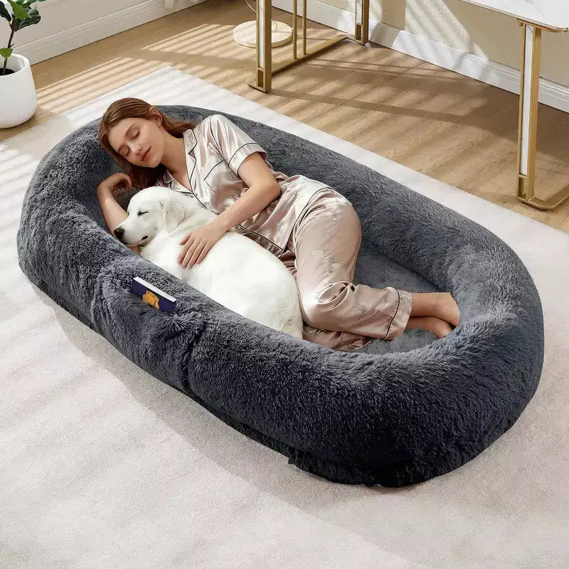 Lit pour chien humain 65 x 41 x 12, grand lit pouf en fausse fourrure avec poignée, housse amovible, poche latérale et mousse orthopédique alvéolée (marron)