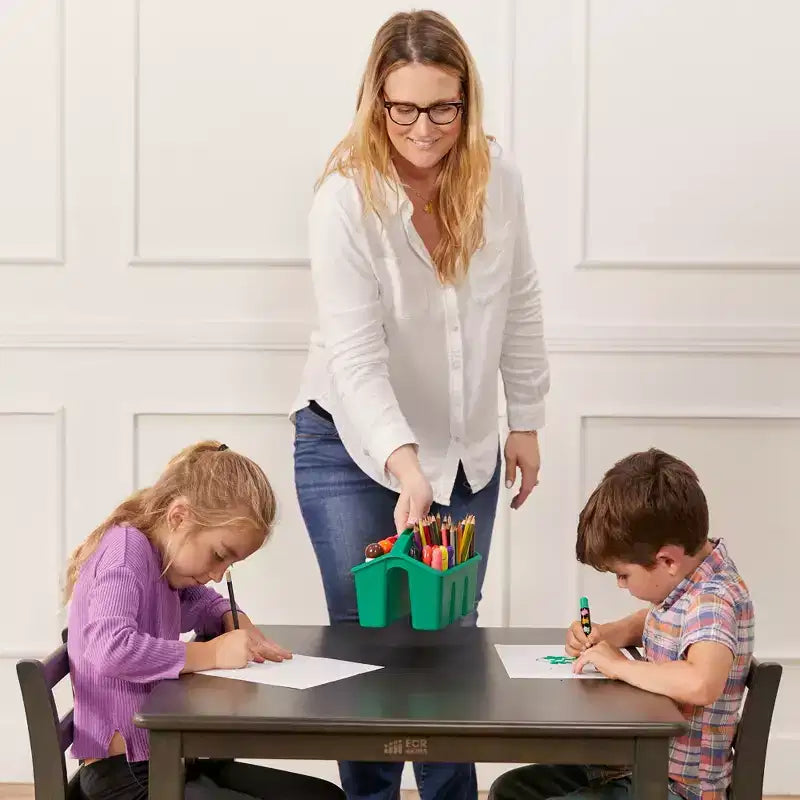 Table carrée en bois dur 76 x 76 cm et deux chaises 30 cm ECR4Kids, 3 pièces