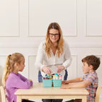 Table carrée en bois dur 76 x 76 cm et deux chaises 30 cm ECR4Kids, 3 pièces