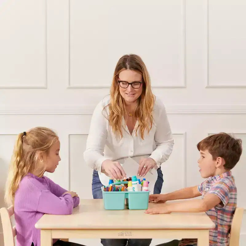 Table carrée en bois dur 76 x 76 cm et deux chaises 30 cm ECR4Kids, 3 pièces